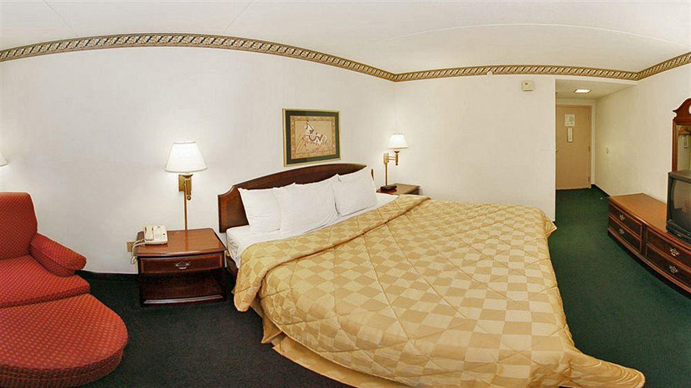 Clarion Pointe Hotel