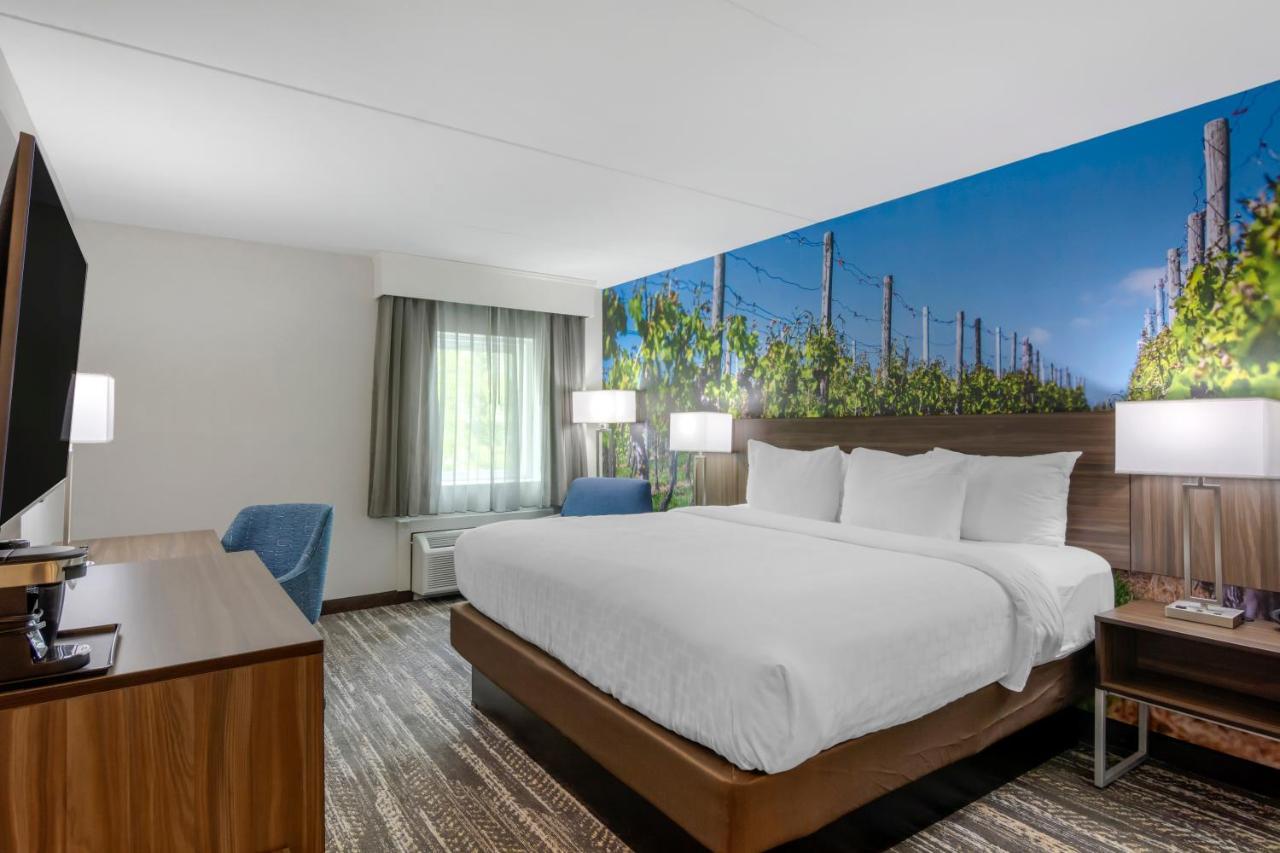 Hotel Clarion Pointe 3*