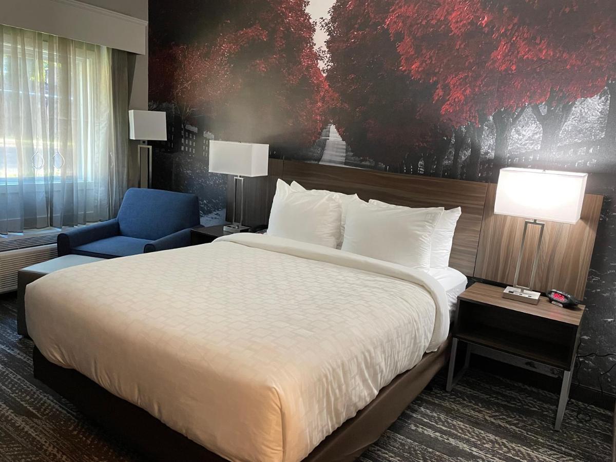 Clarion Pointe Hotel